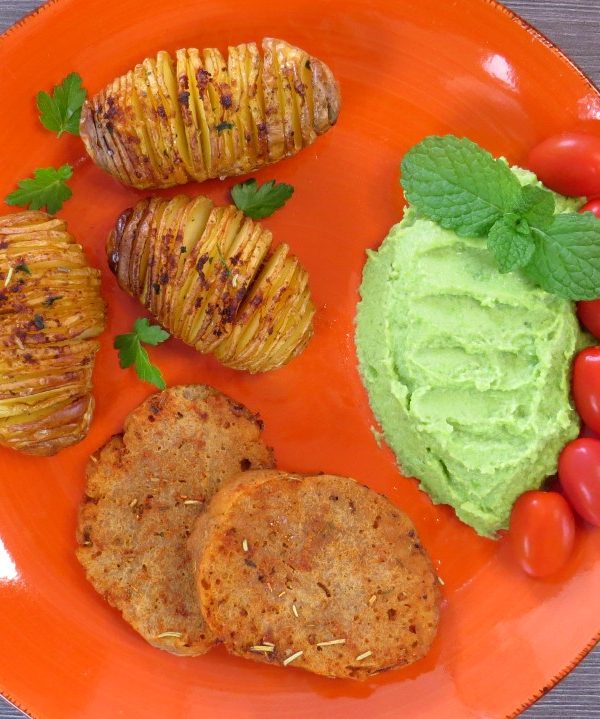 seitan assado com puré de ervilha e batata hasselback