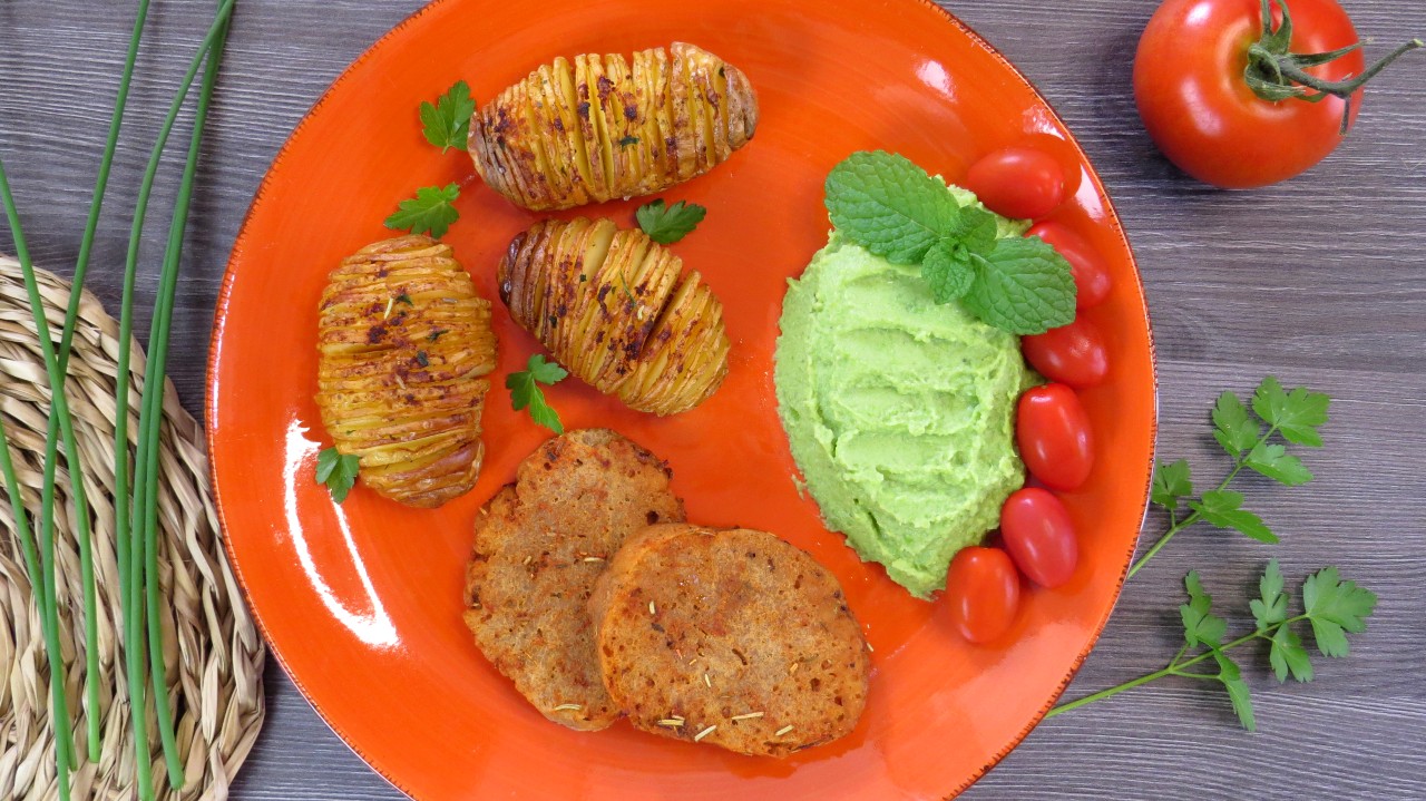 seitan assado com puré de ervilha e batata hasselback