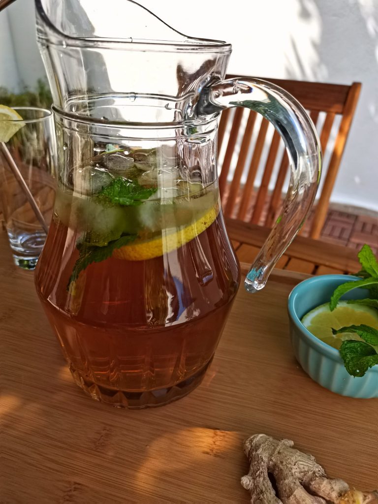Chá frio de menta, gengibre e limão