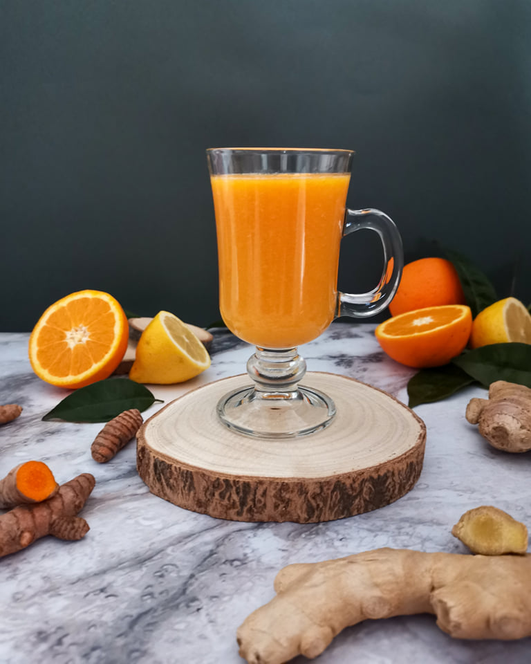 Sumo natural de laranja e amigos