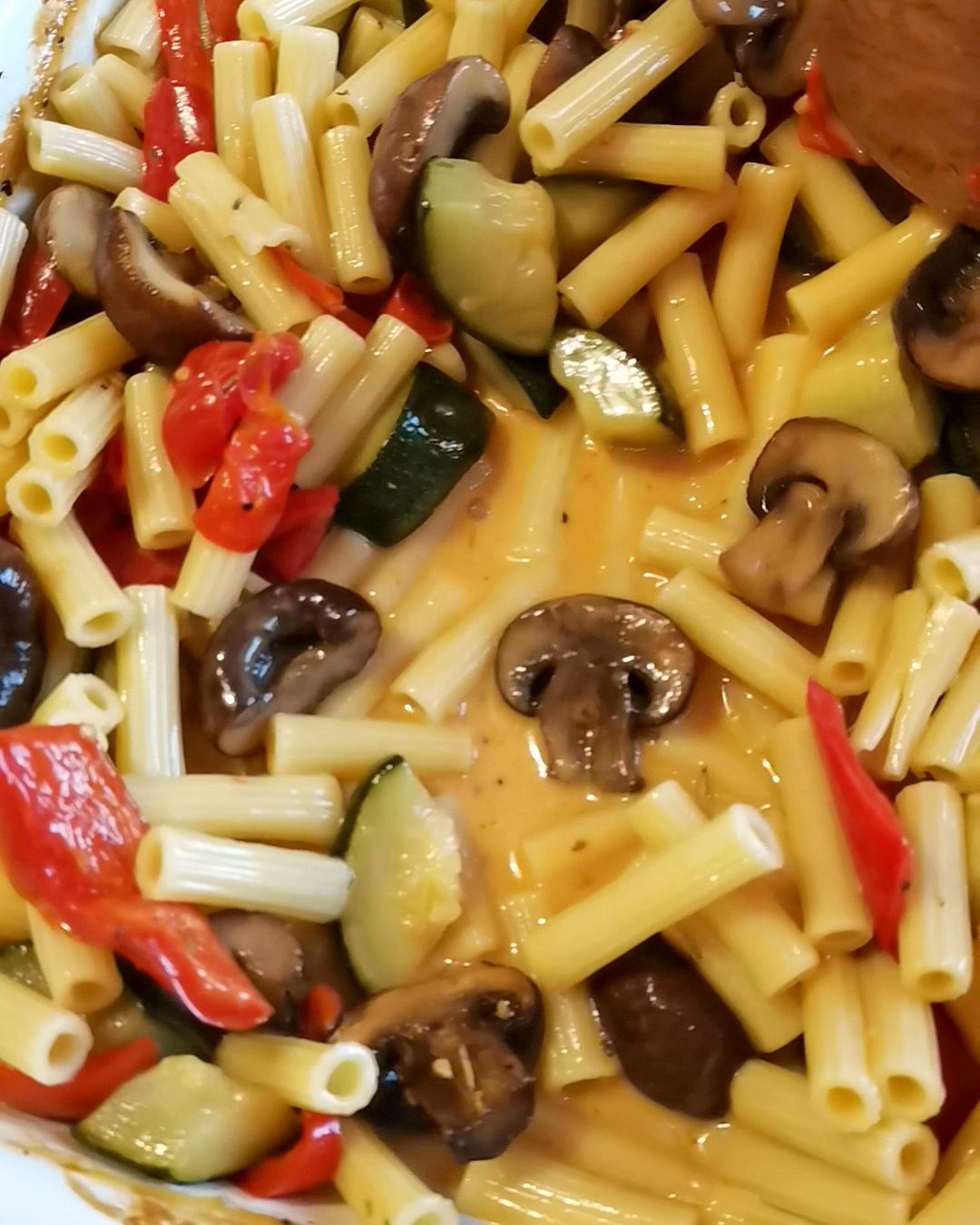 Massa com Legumes em Molho de Queijo Vegano