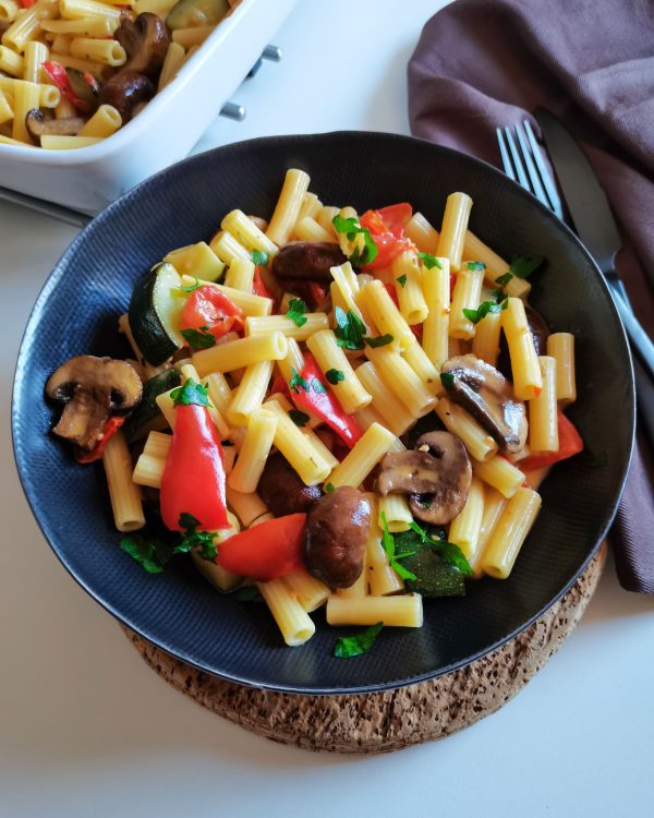 massa e legumes com queijo vegano