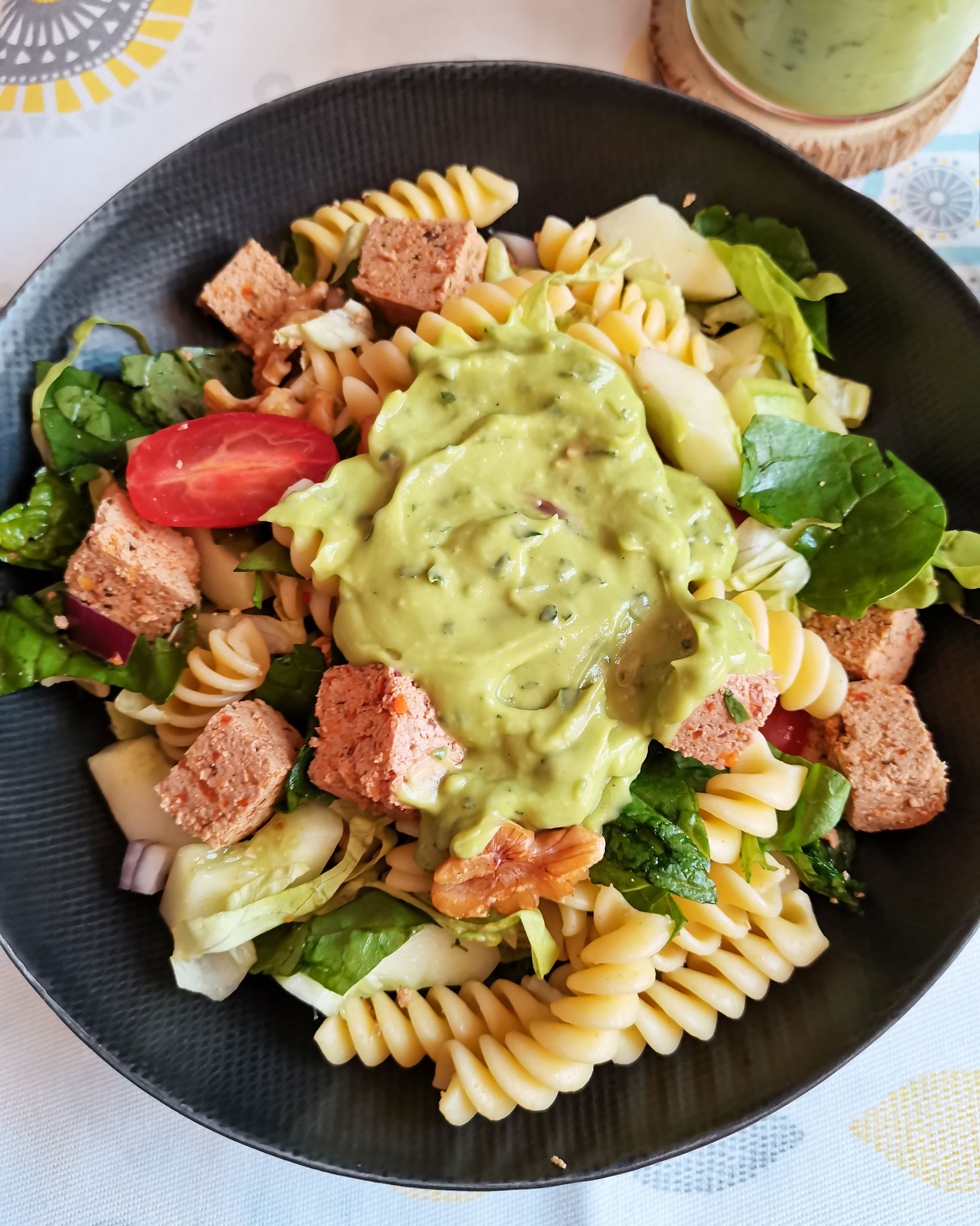 salada com tofu e molho de abacate