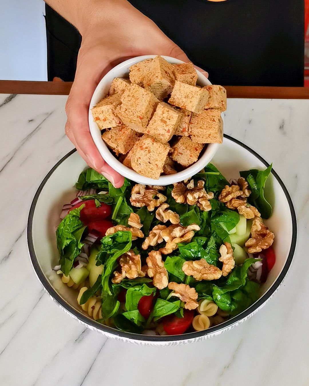 salada com tofu com tomate
